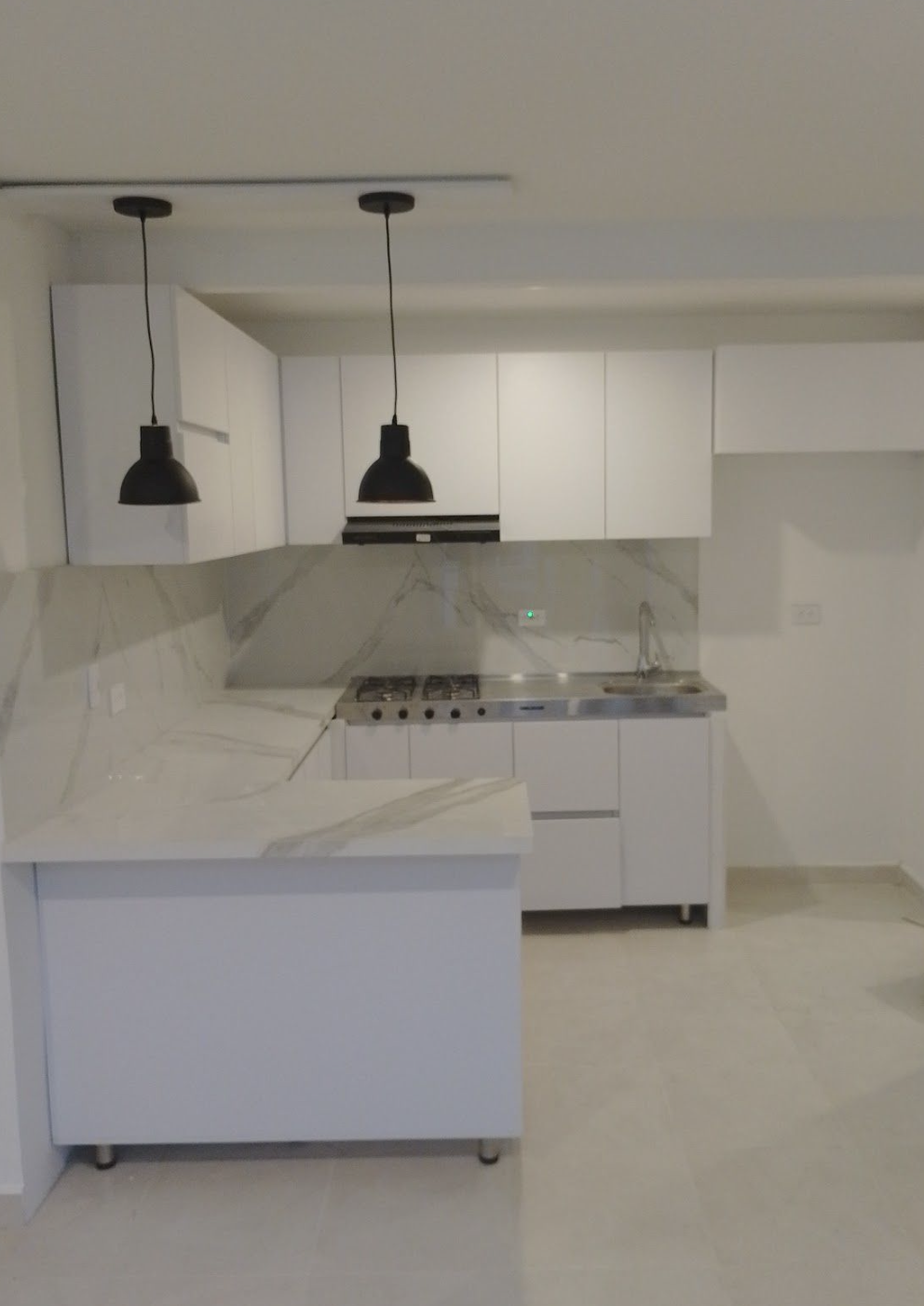 Cocina con isla de mármol.