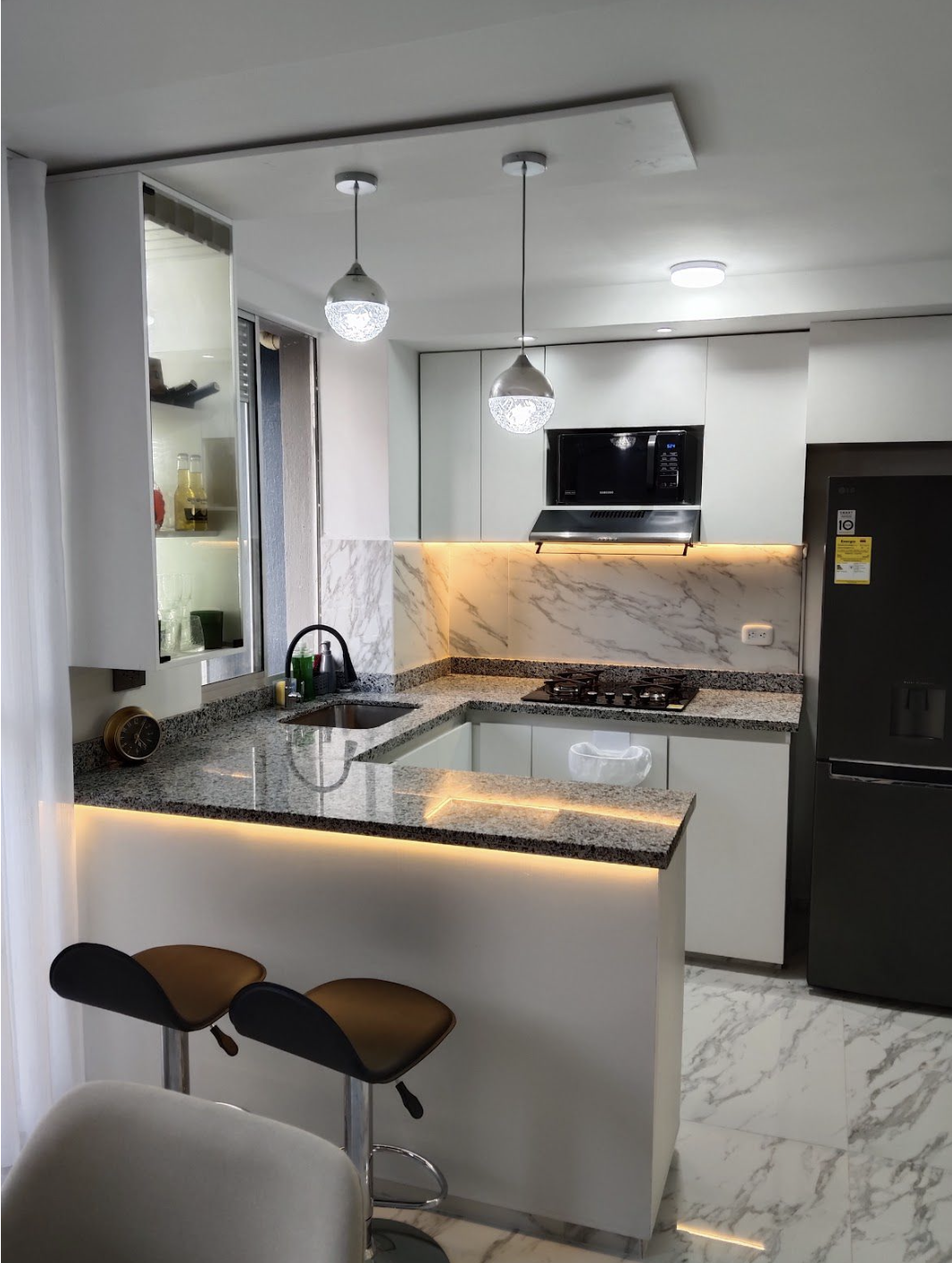 Cocina moderna con acabados de alta calidad.