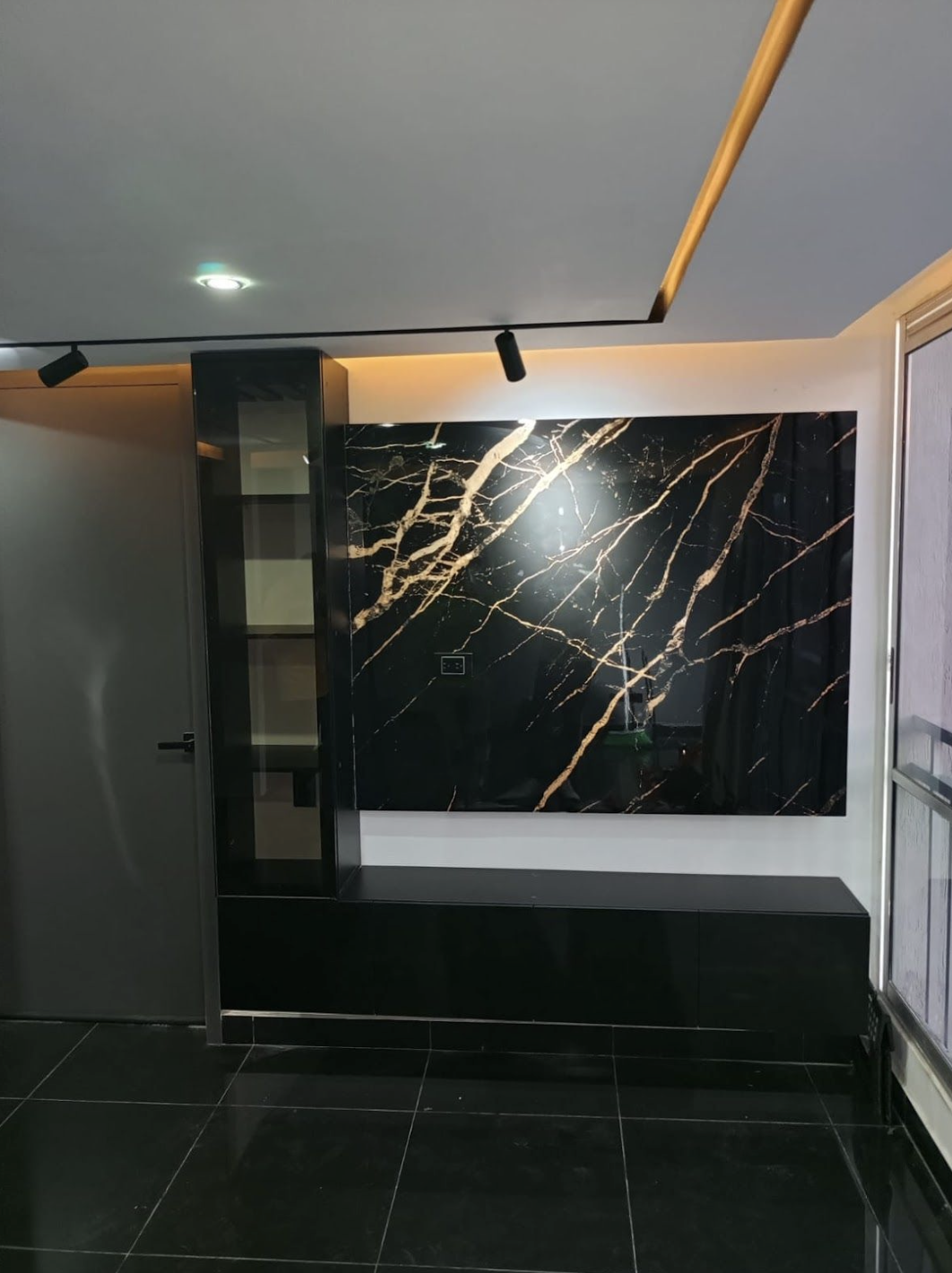 Pared con acabados de madera.