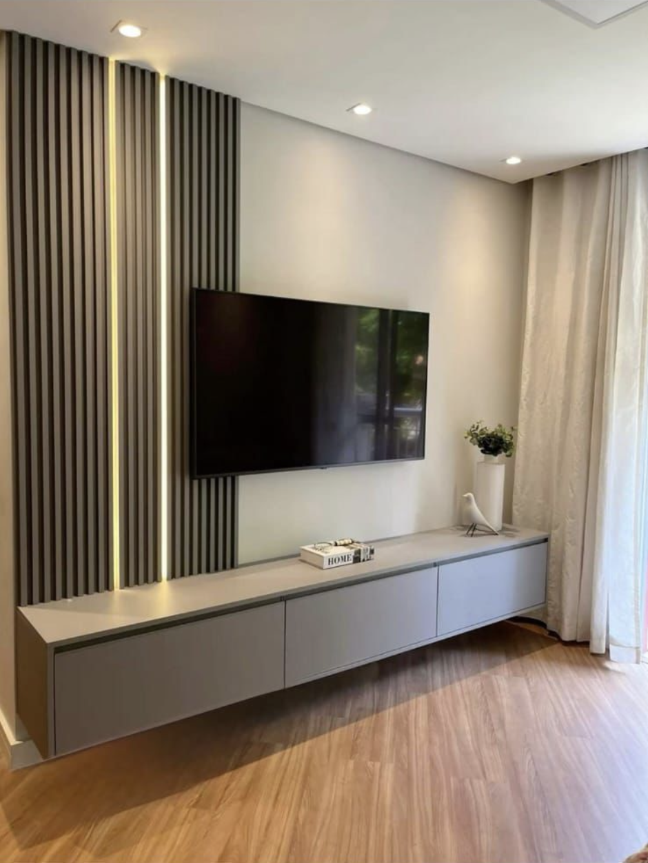 Mueble de TV flotante con panel de madera.